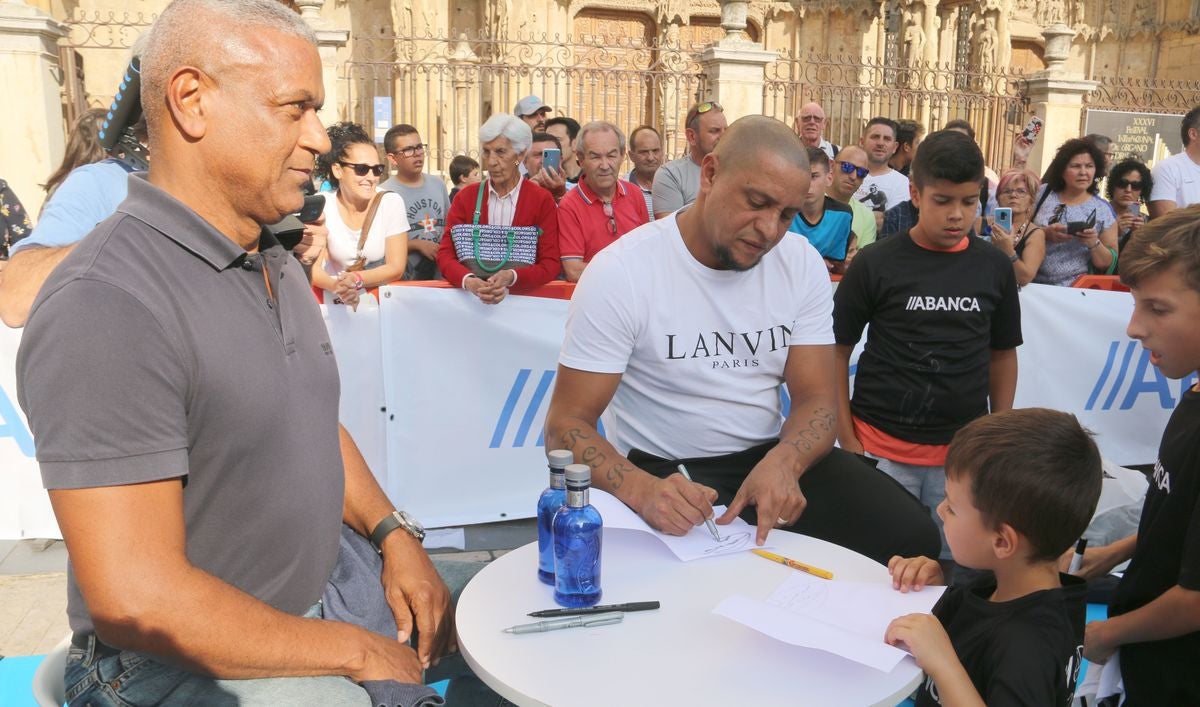 Fotos: Roberto Carlos y Mazinho, con los niños de León