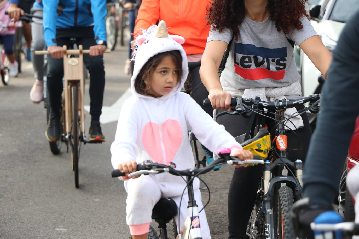 Fotos: Cientos leoneses dan a las al Día de la Bici en León capital