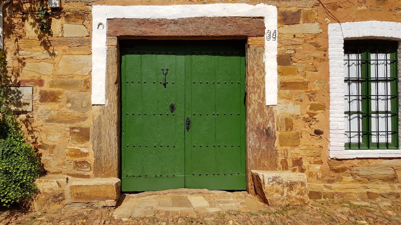 Imagen de una de las casas de piedra del pueblo de Castrillo de los Polvazares.