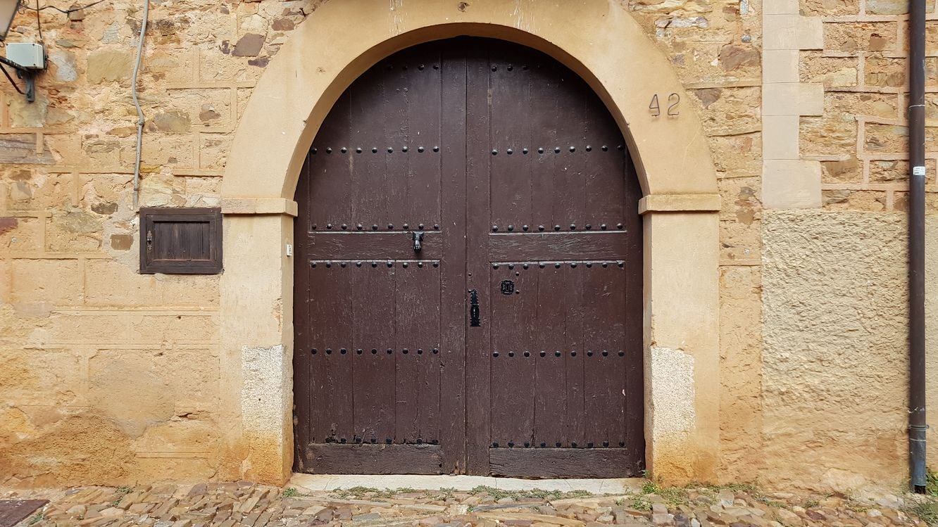 Imagen de una de las casas de piedra del pueblo de Castrillo de los Polvazares.