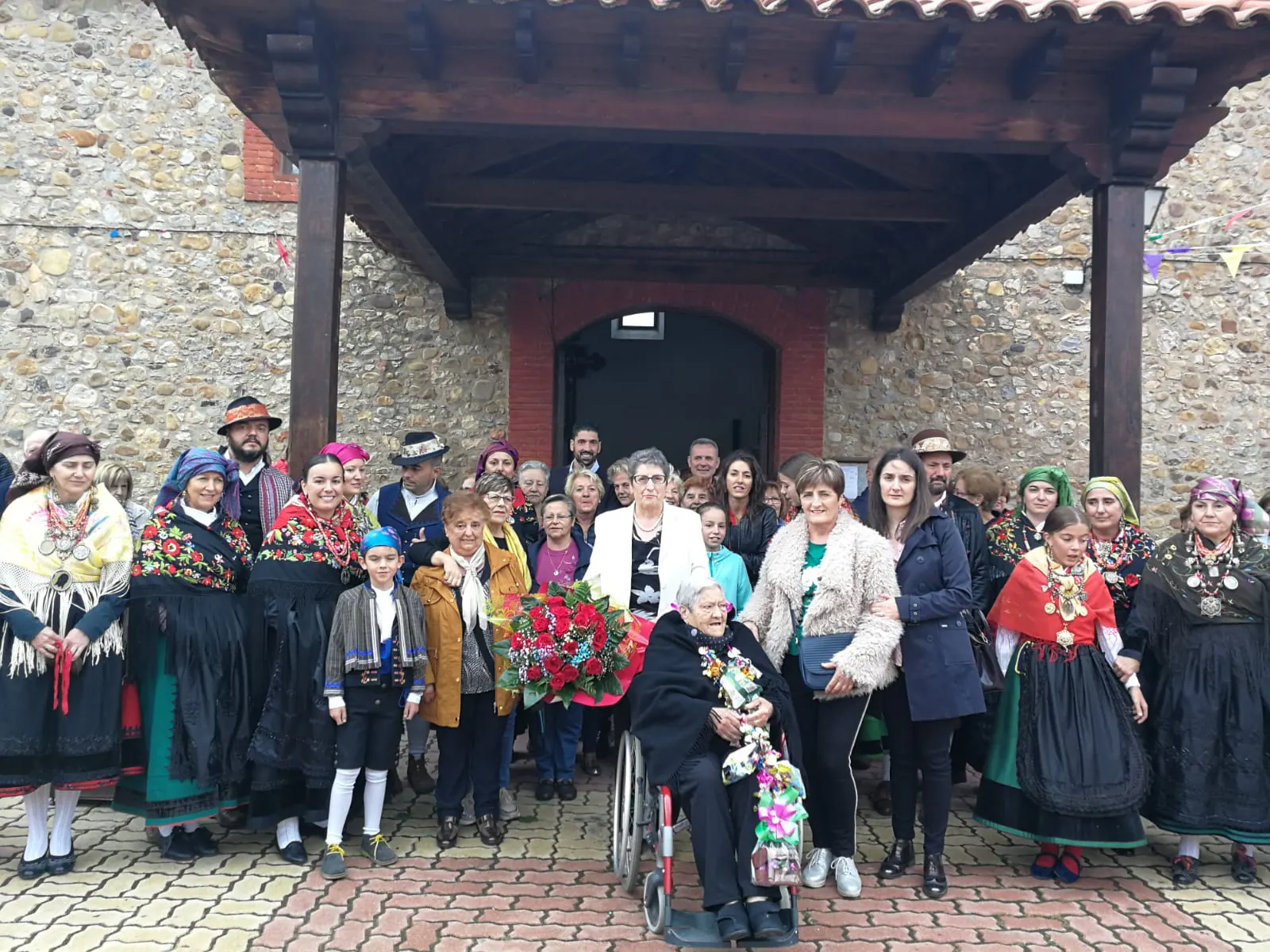 Engracia Fuertes acompañada de familiares y amigos en Llamas de La Ribera. 