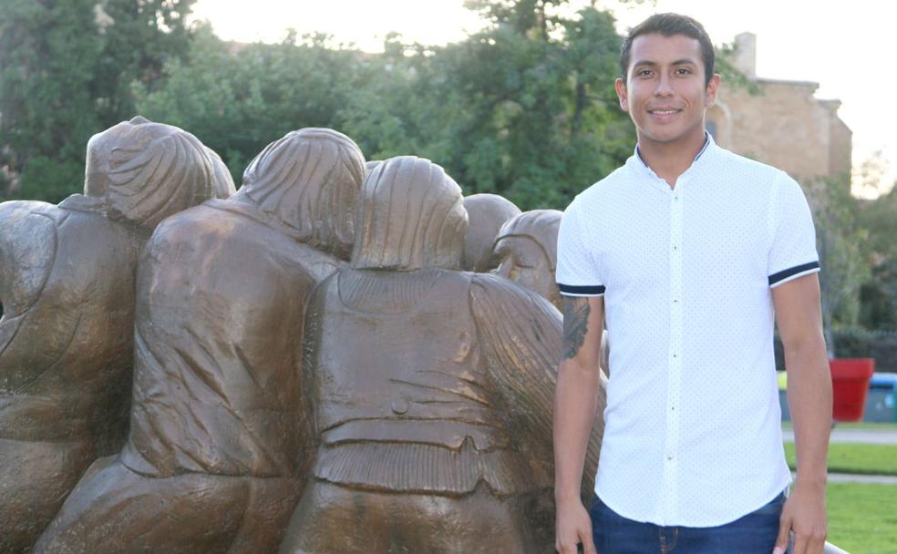 Roberto Fernández posa junta al monumento del pendón en la explanada de la Junta.