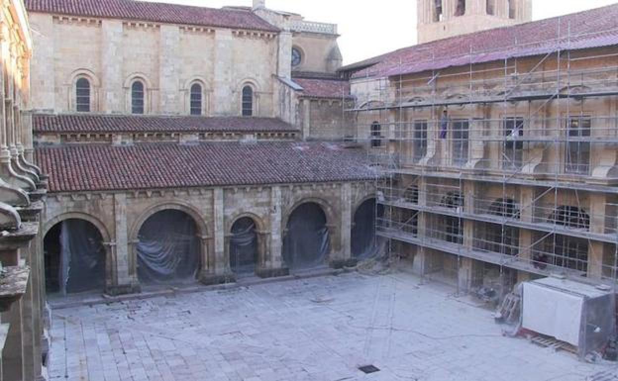 Obras en el Claustro de la basílica de San Isidoro de León.