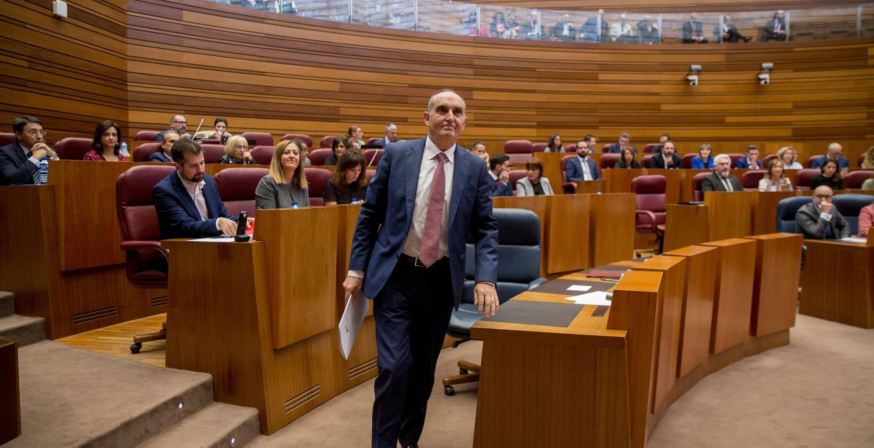 Pleno monográfico del Procurador del Común en las Cortes. Tomás Quintana alerta sobre la lista de espera para acceder a residencias de mayores públicas o concertadas y sobre el deterioro de servicios que se percibe en el medio rural.