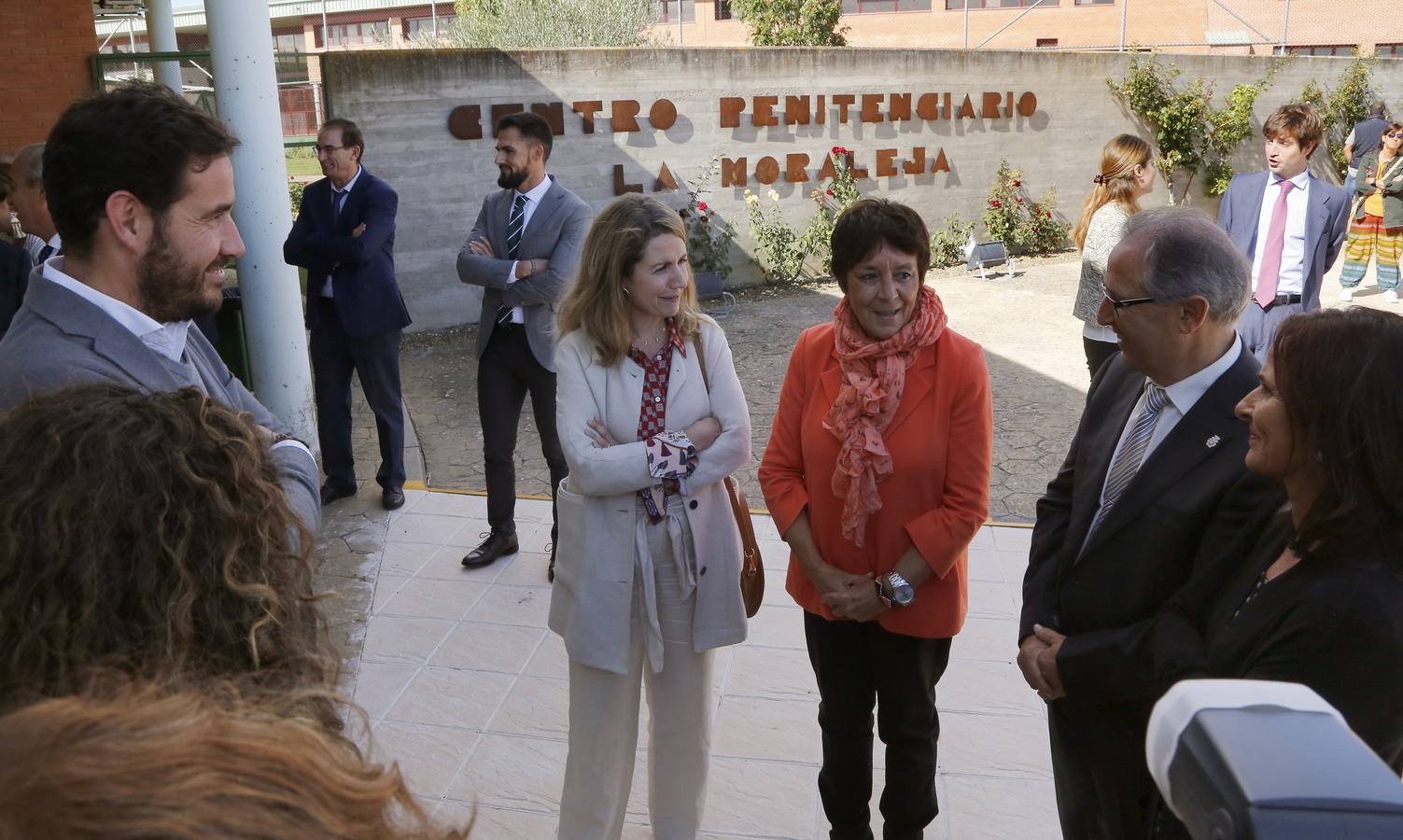 La delegada del Gobierno en Castilla y León, Mercedes Martín Juárez (c), a su llegada al centro penitenciario de la localidad palentina de Dueñas a los actos con motivo de la festividad de la Merced.