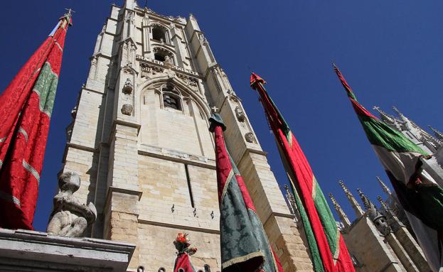 Pendones en la Catedral de León.