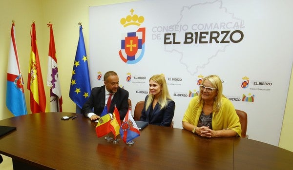 Fotos: Visita de la embajadora de Moldavia al Consejo Comarcal del Bierzo