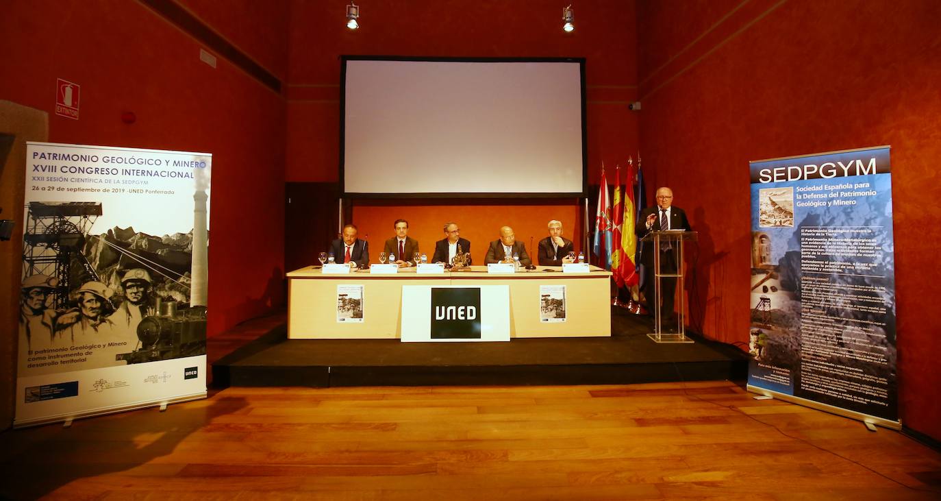 El viceconsejero de Cultura de la Junta, Raúl Fernández Sobrino (D), junto al presidente de la Sociedad Española de Patrimonio Geológico y Minero (SEDPGYM), Antonio Pizarro (I), durante la inauguración del XVIII Congreso Internacional sobre Patrimonio Geológico y Minero.