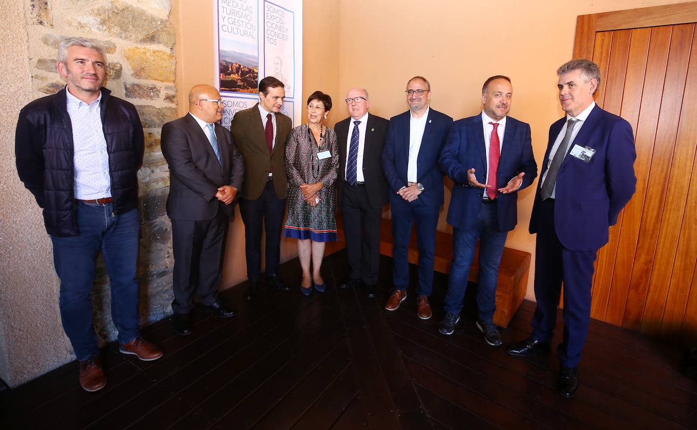 El viceconsejero de Cultura de la Junta, Raúl Fernández Sobrino (D), junto al presidente de la Sociedad Española de Patrimonio Geológico y Minero (SEDPGYM), Antonio Pizarro (I), durante la inauguración del XVIII Congreso Internacional sobre Patrimonio Geológico y Minero.