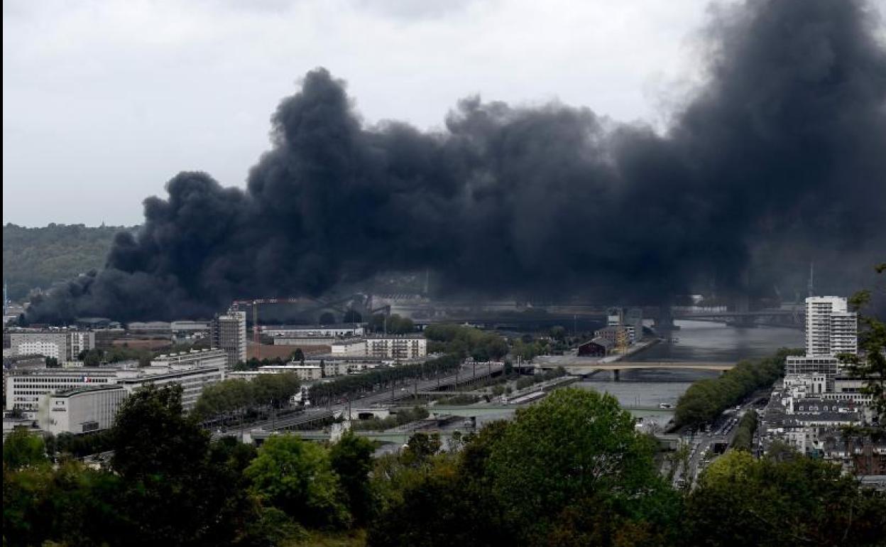 Espectacular incendio en una fábrica química de «alto riesgo» en Francia