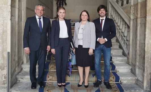 Los diptuados reciben a la embajadora de Moldavia.