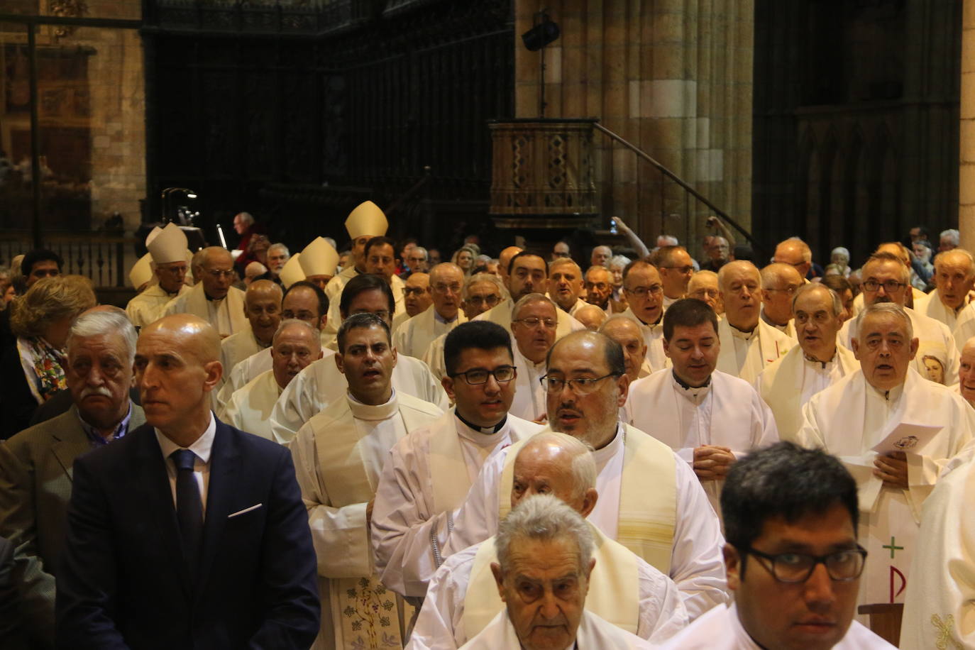 La Catedral de León ha acogido este jueves el 25 aniversario de la ordenación aniversario de su ordenación episcopal del obispo de León en un acto que el que López a pedido a Dios que «me guíe y sostenga en el servicio pastoral de esta santa Iglesia Legionense»