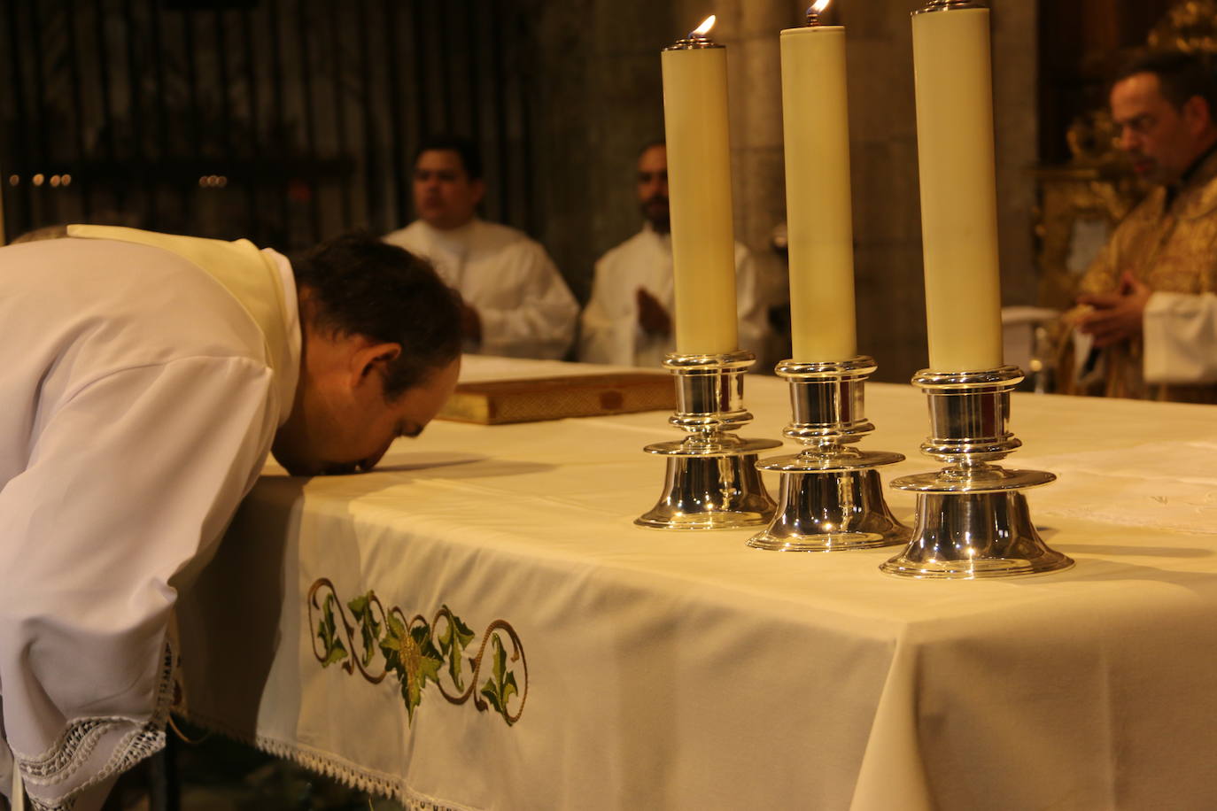 La Catedral de León ha acogido este jueves el 25 aniversario de la ordenación aniversario de su ordenación episcopal del obispo de León en un acto que el que López a pedido a Dios que «me guíe y sostenga en el servicio pastoral de esta santa Iglesia Legionense»