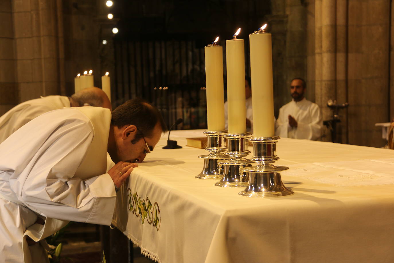 La Catedral de León ha acogido este jueves el 25 aniversario de la ordenación aniversario de su ordenación episcopal del obispo de León en un acto que el que López a pedido a Dios que «me guíe y sostenga en el servicio pastoral de esta santa Iglesia Legionense»