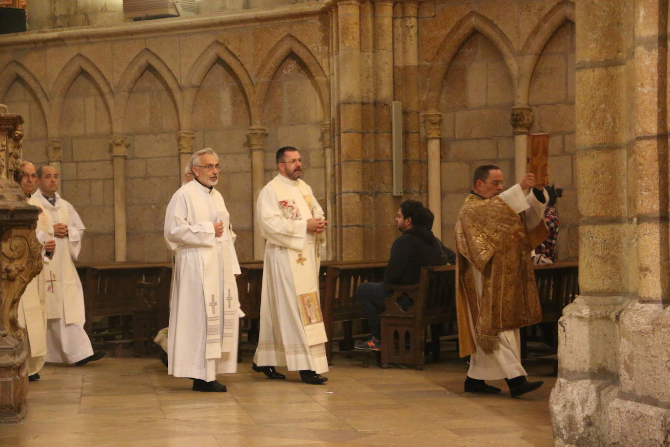 La Catedral de León ha acogido este jueves el 25 aniversario de la ordenación aniversario de su ordenación episcopal del obispo de León en un acto que el que López a pedido a Dios que «me guíe y sostenga en el servicio pastoral de esta santa Iglesia Legionense»