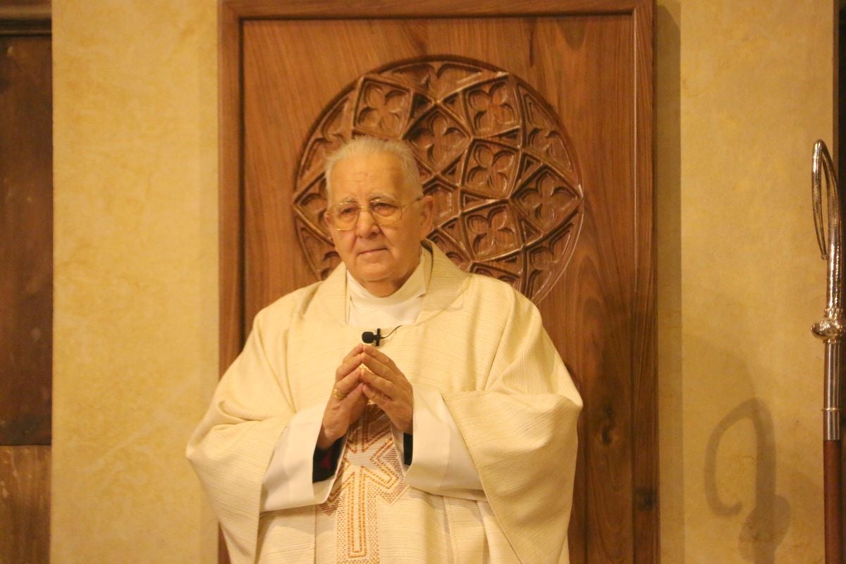 La Catedral de León ha acogido este jueves el 25 aniversario de la ordenación aniversario de su ordenación episcopal del obispo de León en un acto que el que López a pedido a Dios que «me guíe y sostenga en el servicio pastoral de esta santa Iglesia Legionense»