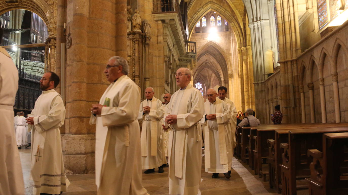 La Catedral de León ha acogido este jueves el 25 aniversario de la ordenación aniversario de su ordenación episcopal del obispo de León en un acto que el que López a pedido a Dios que «me guíe y sostenga en el servicio pastoral de esta santa Iglesia Legionense»