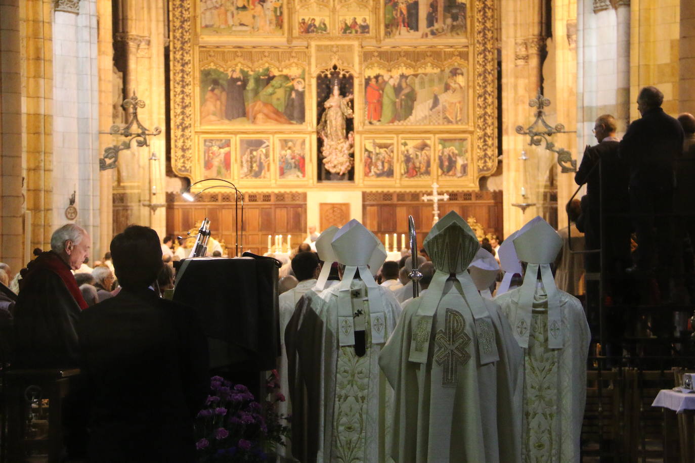 La Catedral de León ha acogido este jueves el 25 aniversario de la ordenación aniversario de su ordenación episcopal del obispo de León en un acto que el que López a pedido a Dios que «me guíe y sostenga en el servicio pastoral de esta santa Iglesia Legionense»