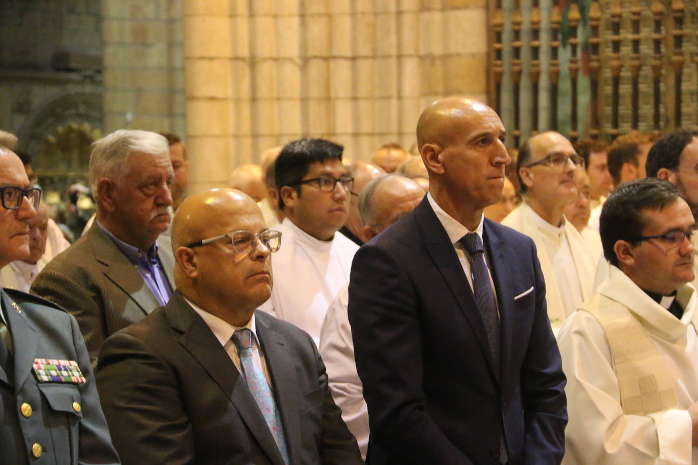 La Catedral de León ha acogido este jueves el 25 aniversario de la ordenación aniversario de su ordenación episcopal del obispo de León en un acto que el que López a pedido a Dios que «me guíe y sostenga en el servicio pastoral de esta santa Iglesia Legionense»