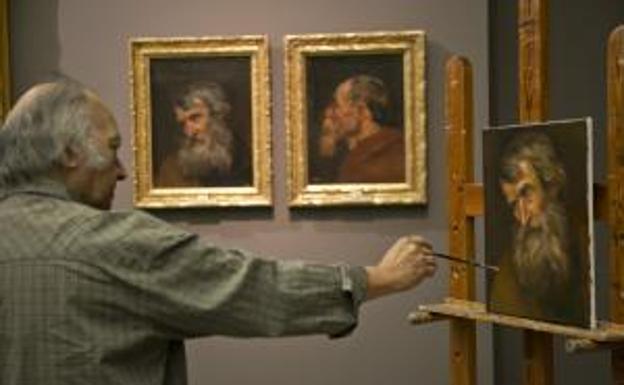 Armando Arroyo trabaja en 'Cabeza de anciano', de Van Dyck. 