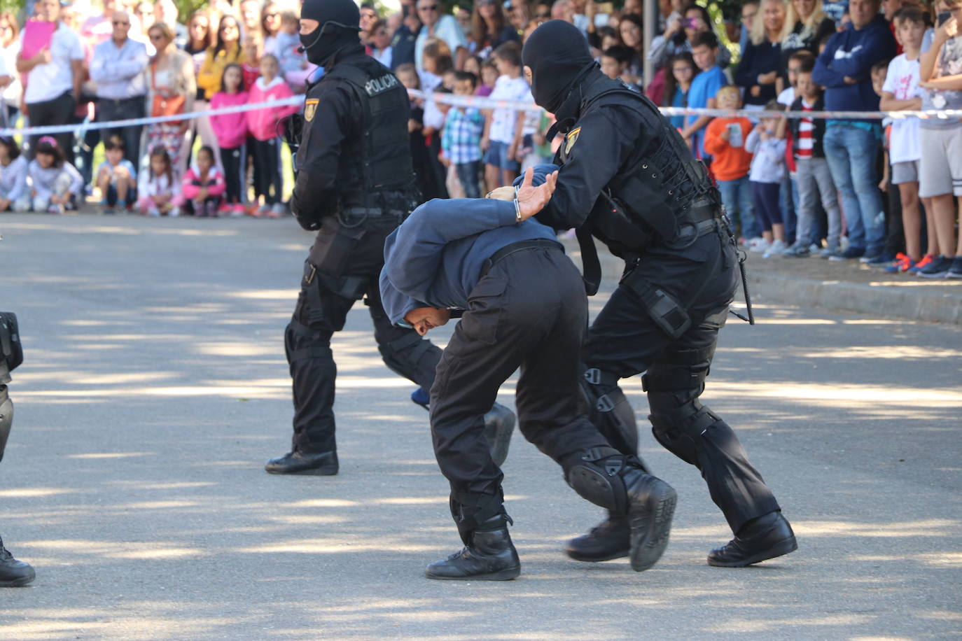 Los niños disfrutan con la exhibición.