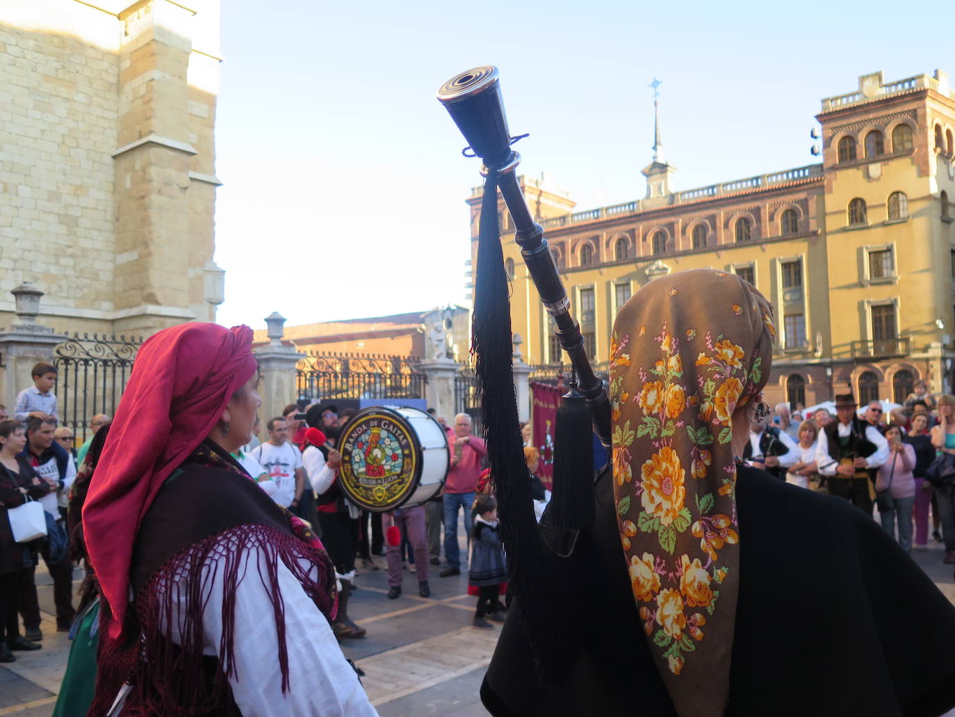 Fotos: Xuntanza de Gaitas a la sombra de la Catedral