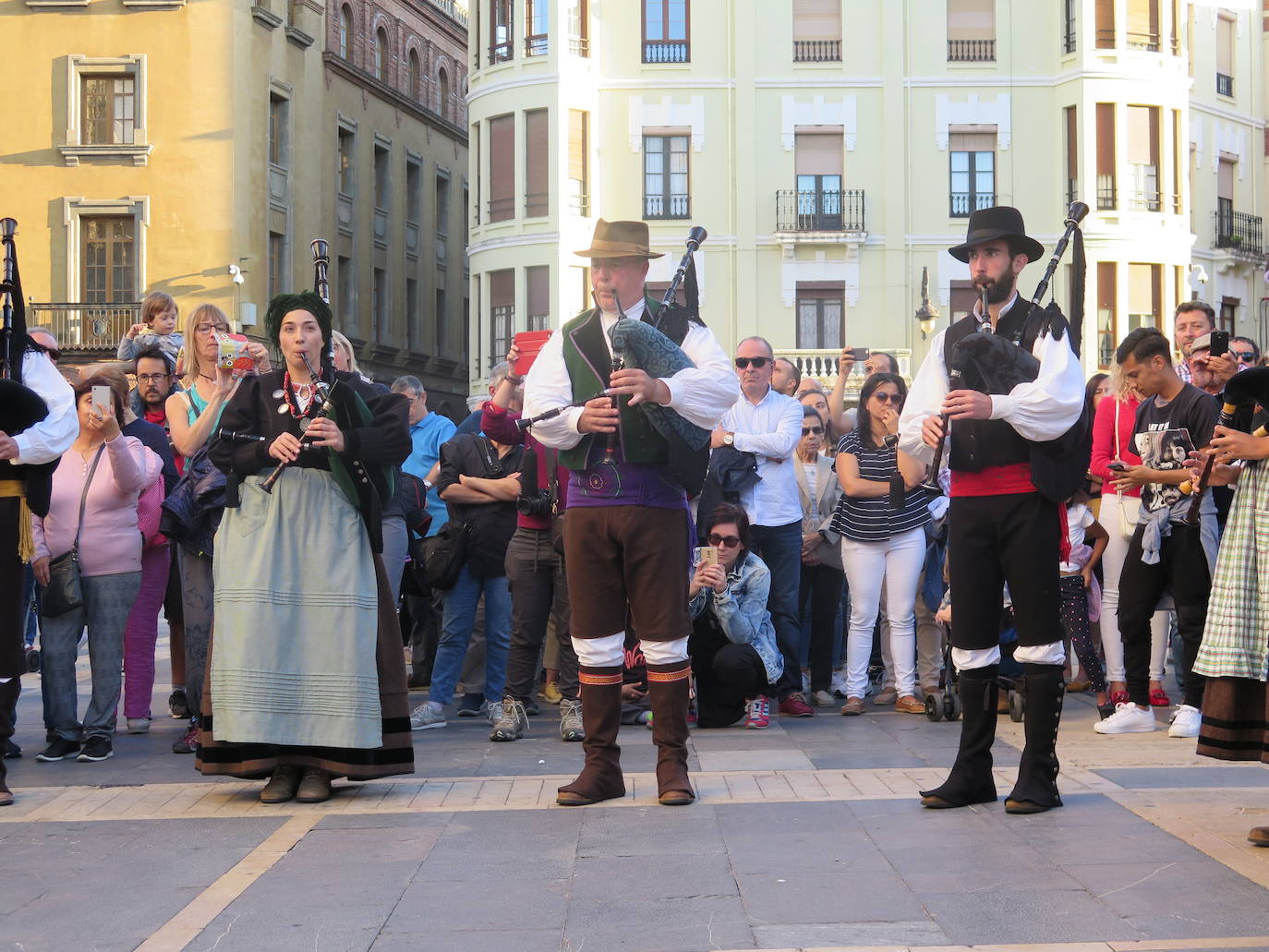 Fotos: Xuntanza de Gaitas a la sombra de la Catedral