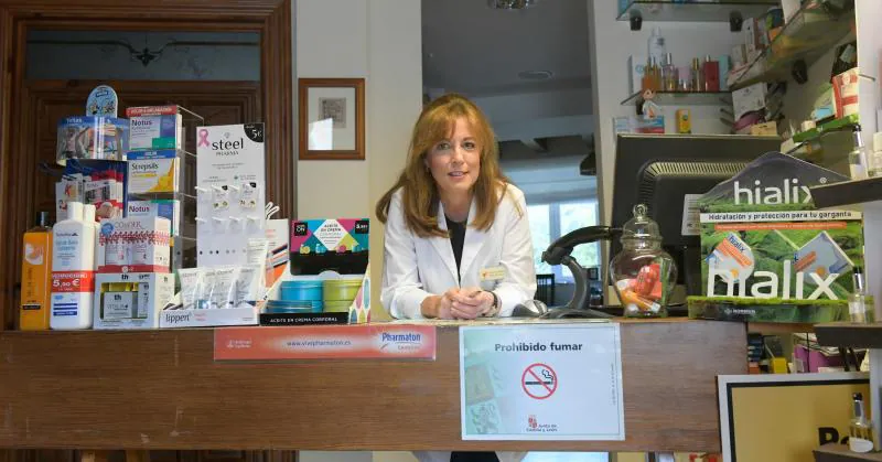 María Ángeles Fernández Alonso, en su farmacia de Tiedra, amenazada por el cierre. 