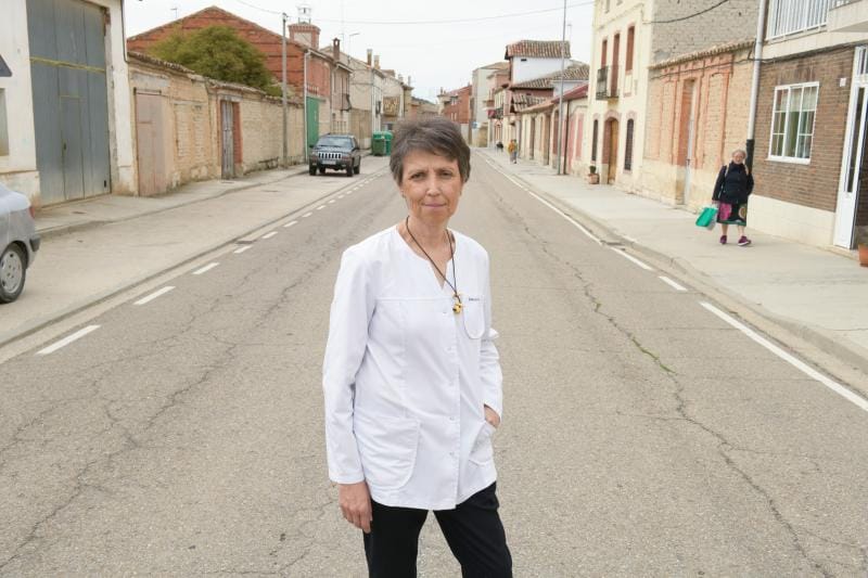 María José Alonso Barreda, farmacéutica de Antigüedad, en la carretera que atraviesa el municipio palentino.