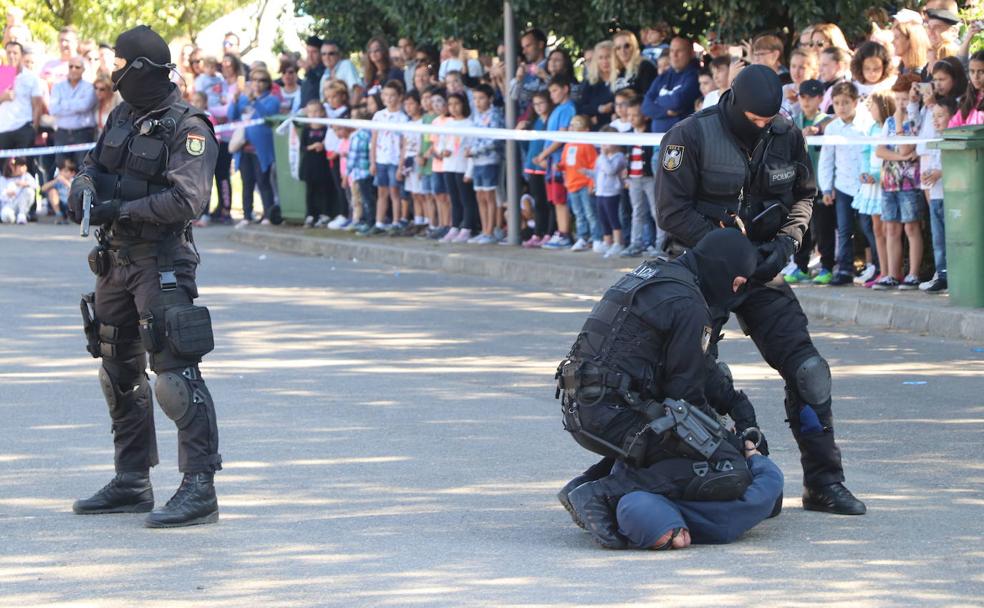 Tres agentes participan en la detención de un 'malo' durante la exhibición.