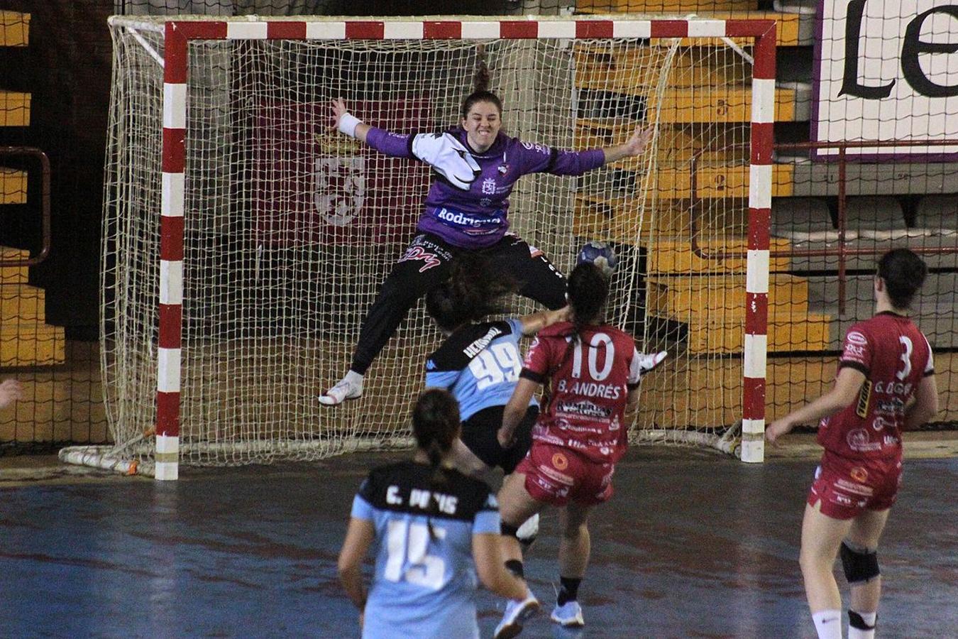 Fotos: Victoria del Rodríguez Cleba frente al Hand Vall, 32 - 24