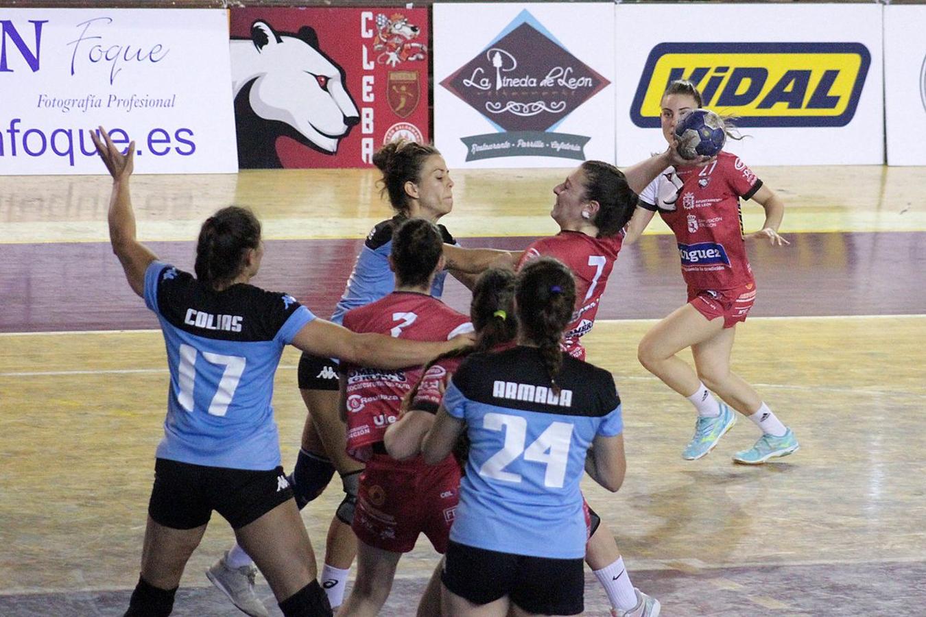 Fotos: Victoria del Rodríguez Cleba frente al Hand Vall, 32 - 24