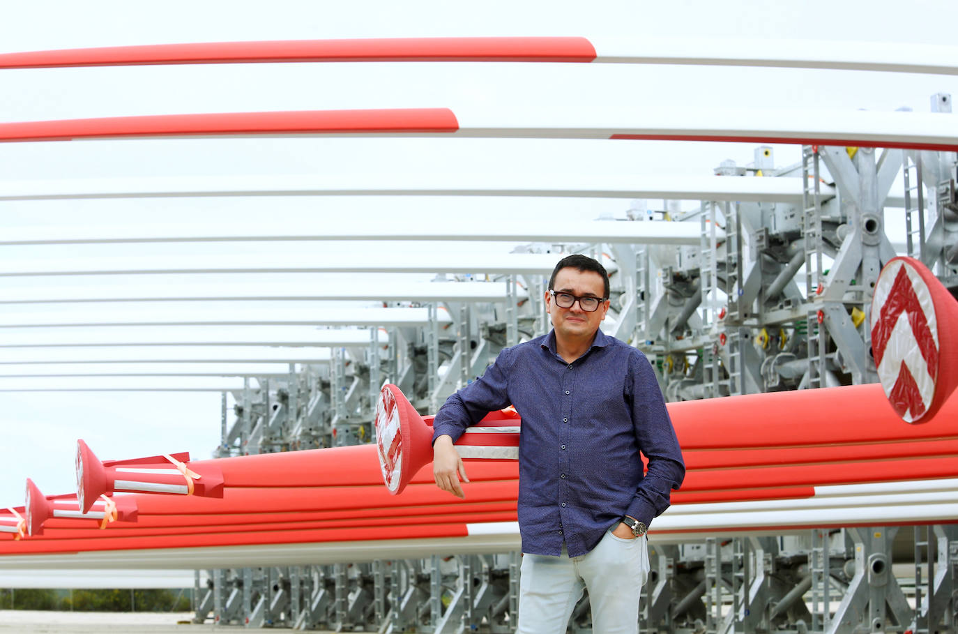 Fotos: EL director de LM Wind Power en la fábrica de Ponferrada, Jorge López