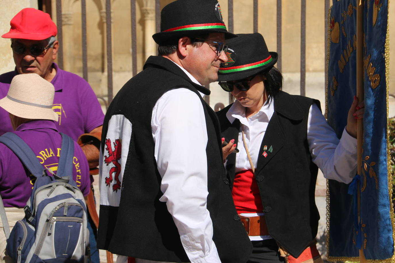 Un hombre muestra sus habilidades con el pendón.