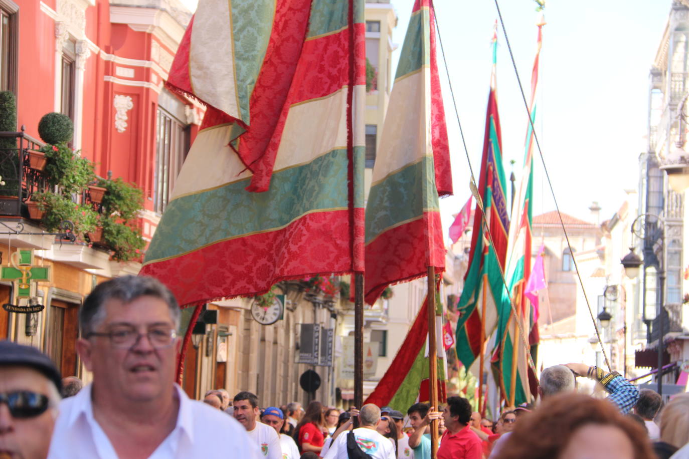 Un hombre muestra sus habilidades con el pendón.