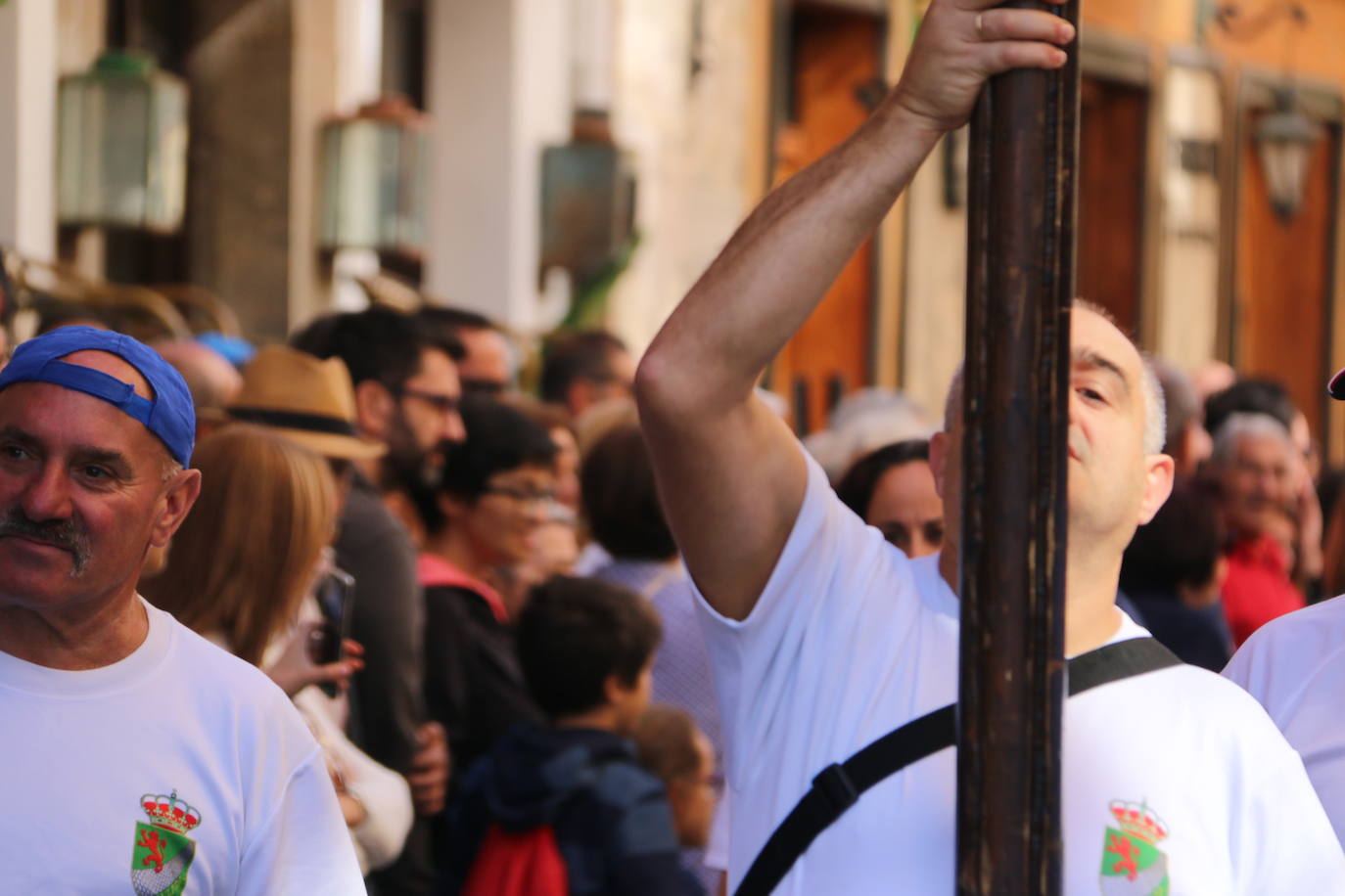 Un hombre muestra sus habilidades con el pendón.