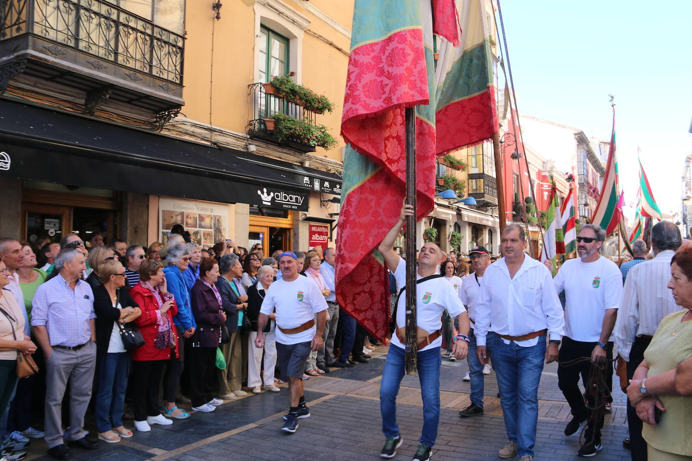 Un hombre muestra sus habilidades con el pendón.