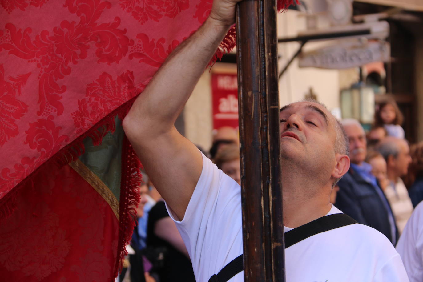 Un hombre muestra sus habilidades con el pendón.