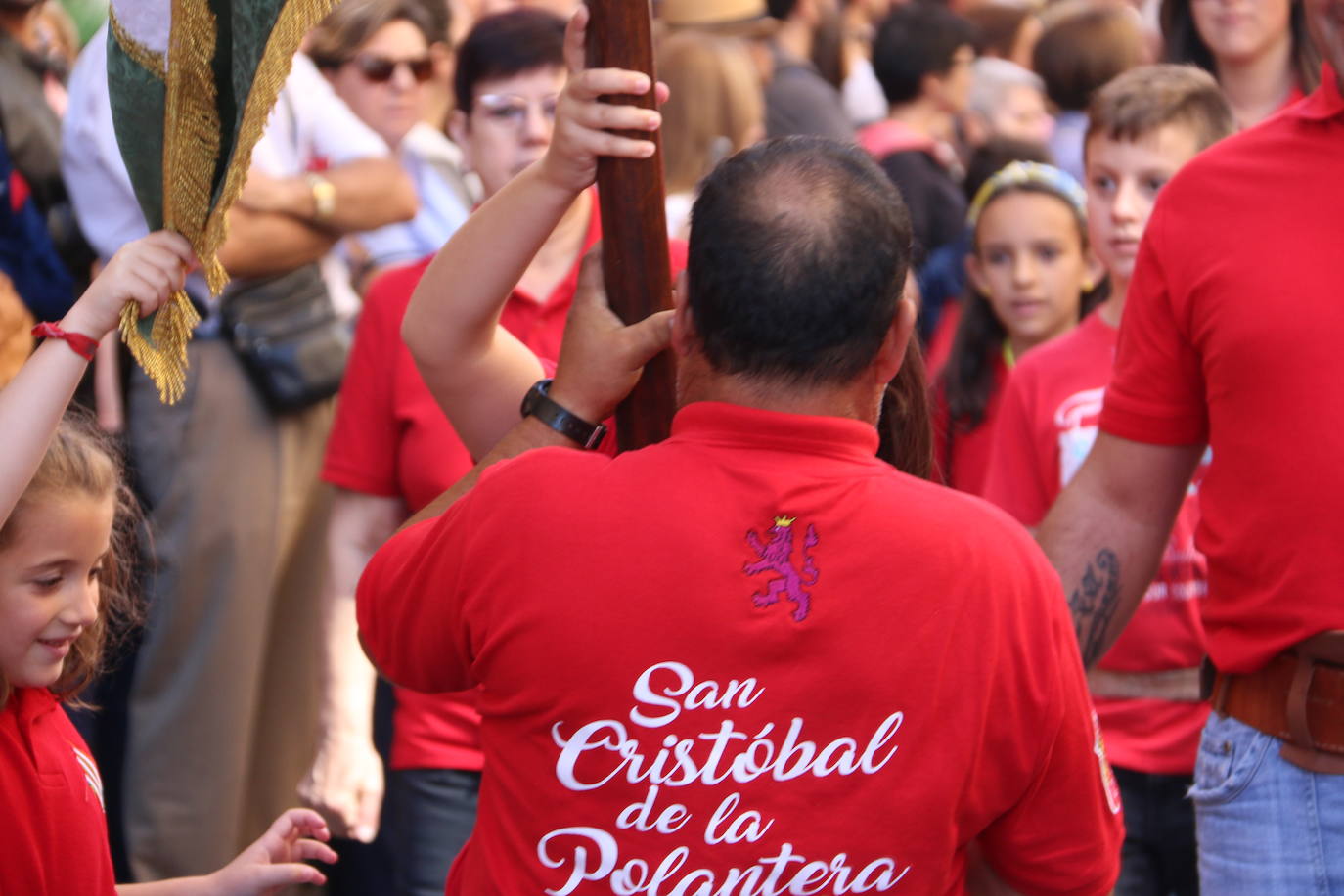 Un hombre muestra sus habilidades con el pendón.