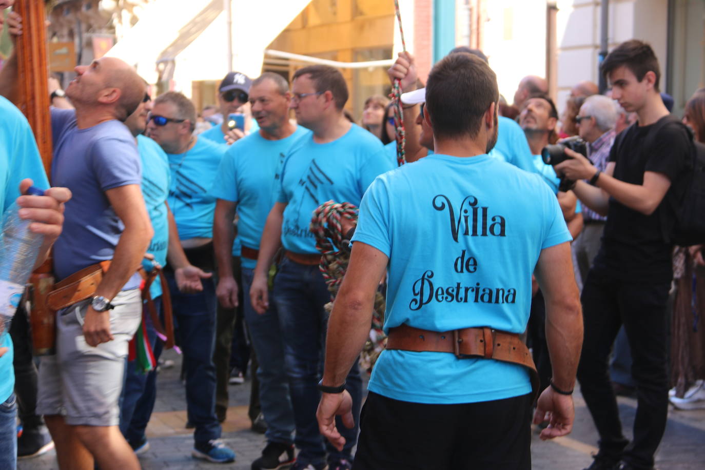 Un hombre muestra sus habilidades con el pendón.