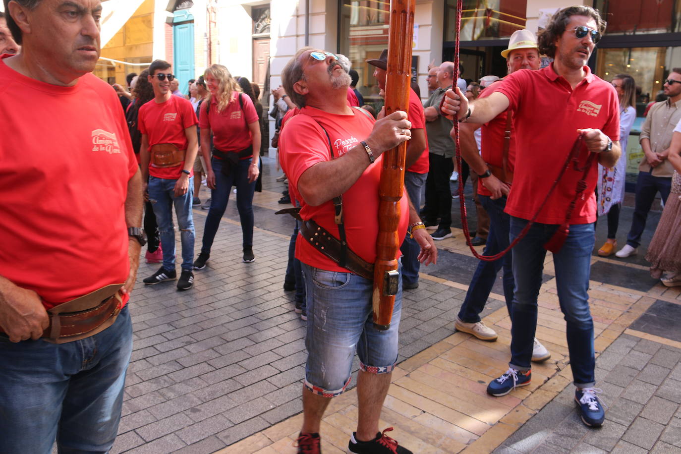 Un hombre muestra sus habilidades con el pendón.