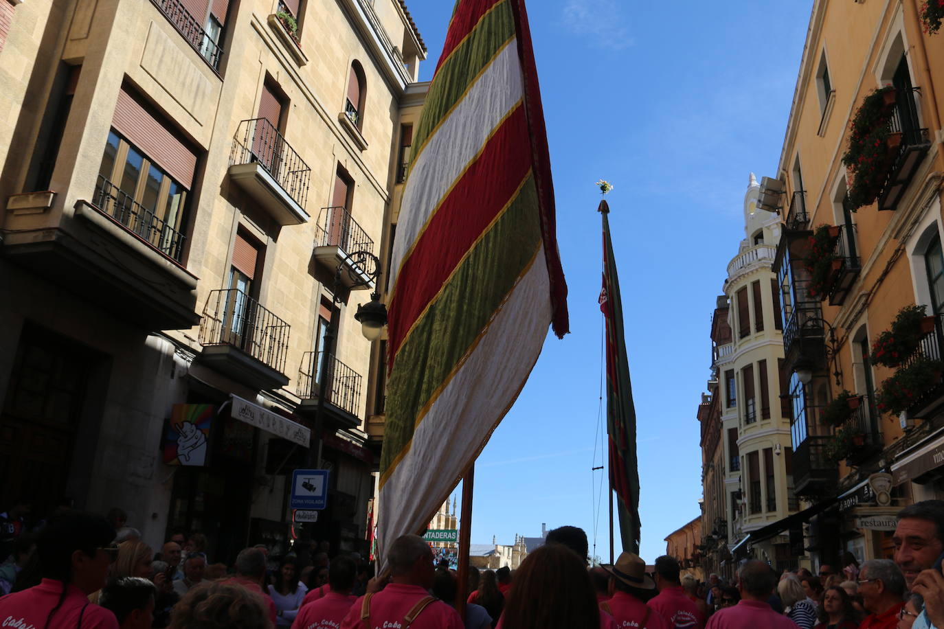 Un hombre muestra sus habilidades con el pendón.