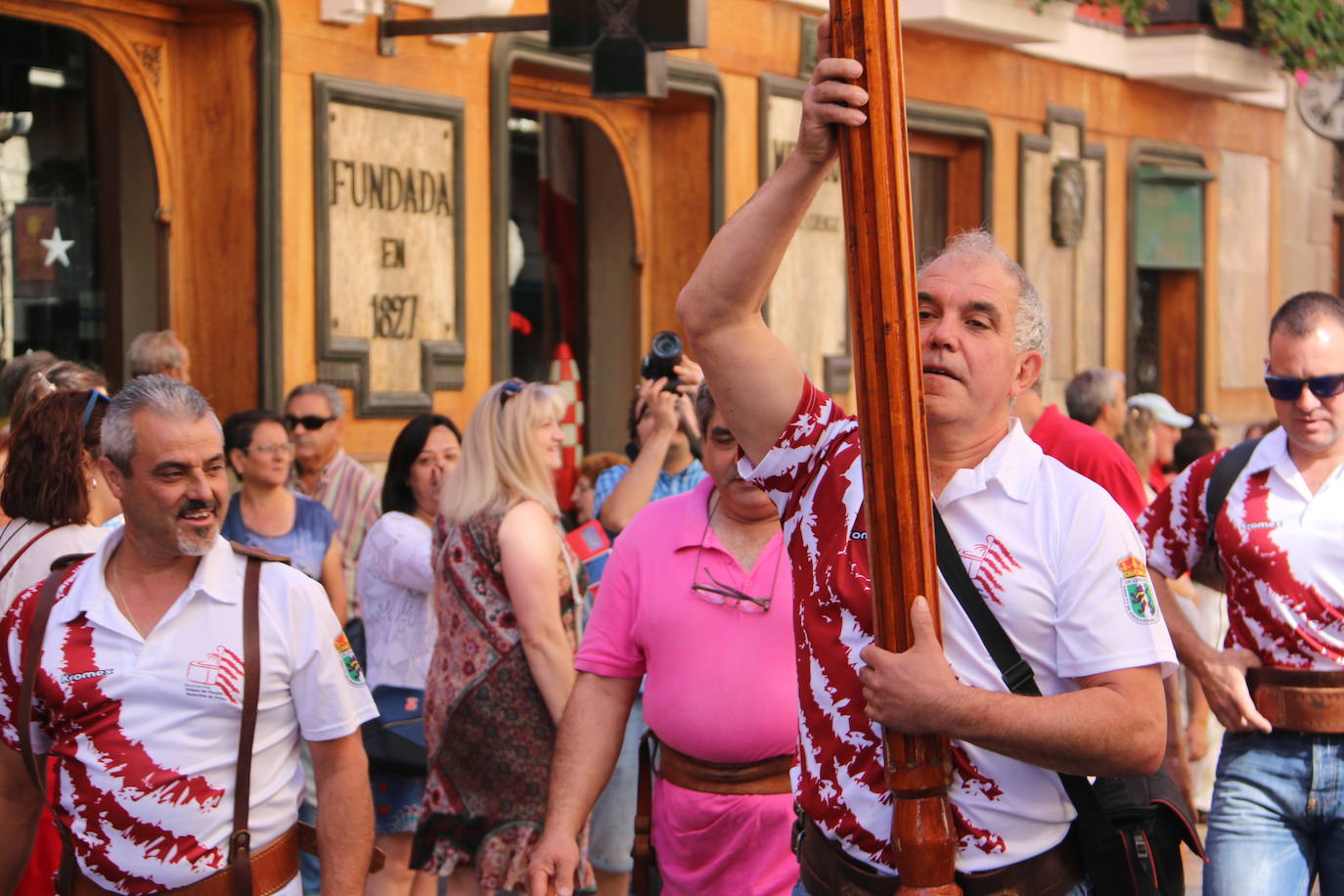 Un hombre muestra sus habilidades con el pendón.