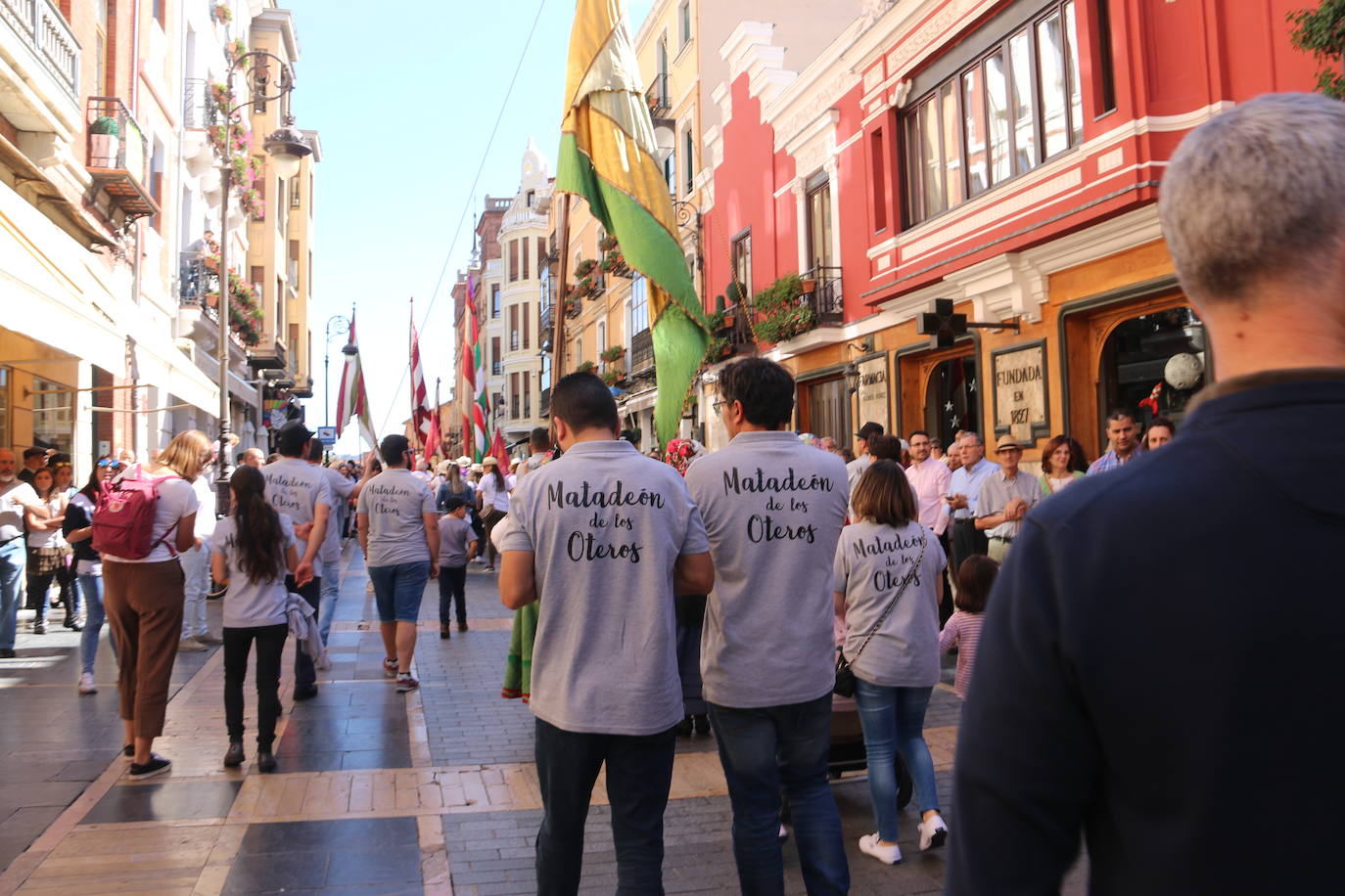 Un hombre muestra sus habilidades con el pendón.