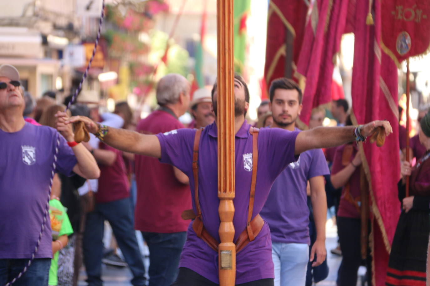 Un hombre muestra sus habilidades con el pendón.