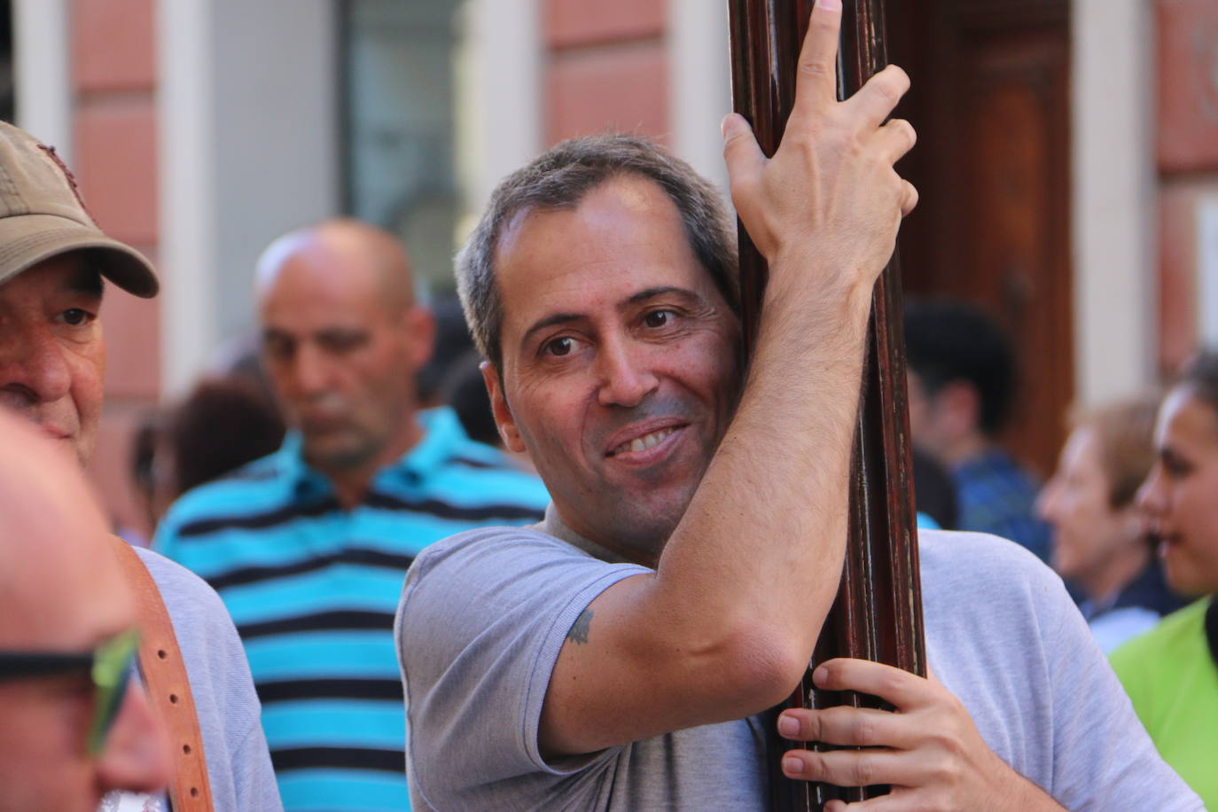 Un hombre muestra sus habilidades con el pendón.