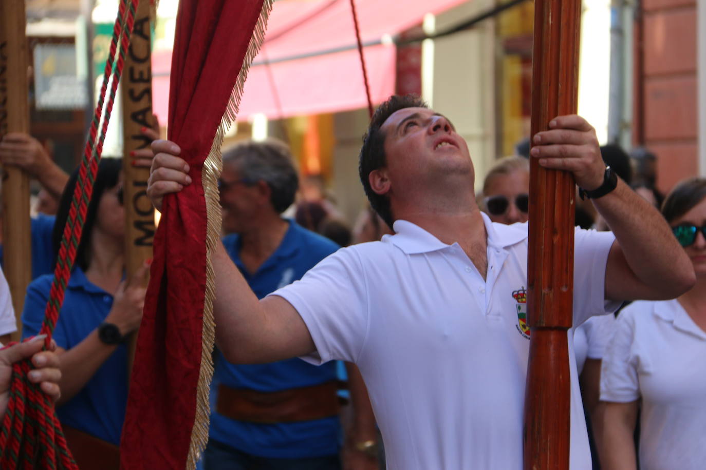 Un hombre muestra sus habilidades con el pendón.