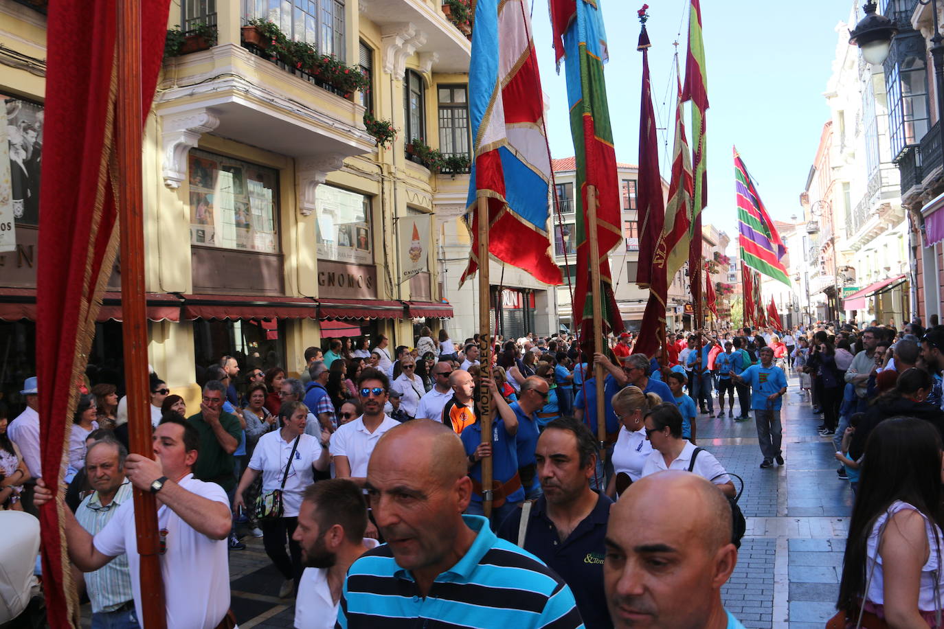 Un hombre muestra sus habilidades con el pendón.