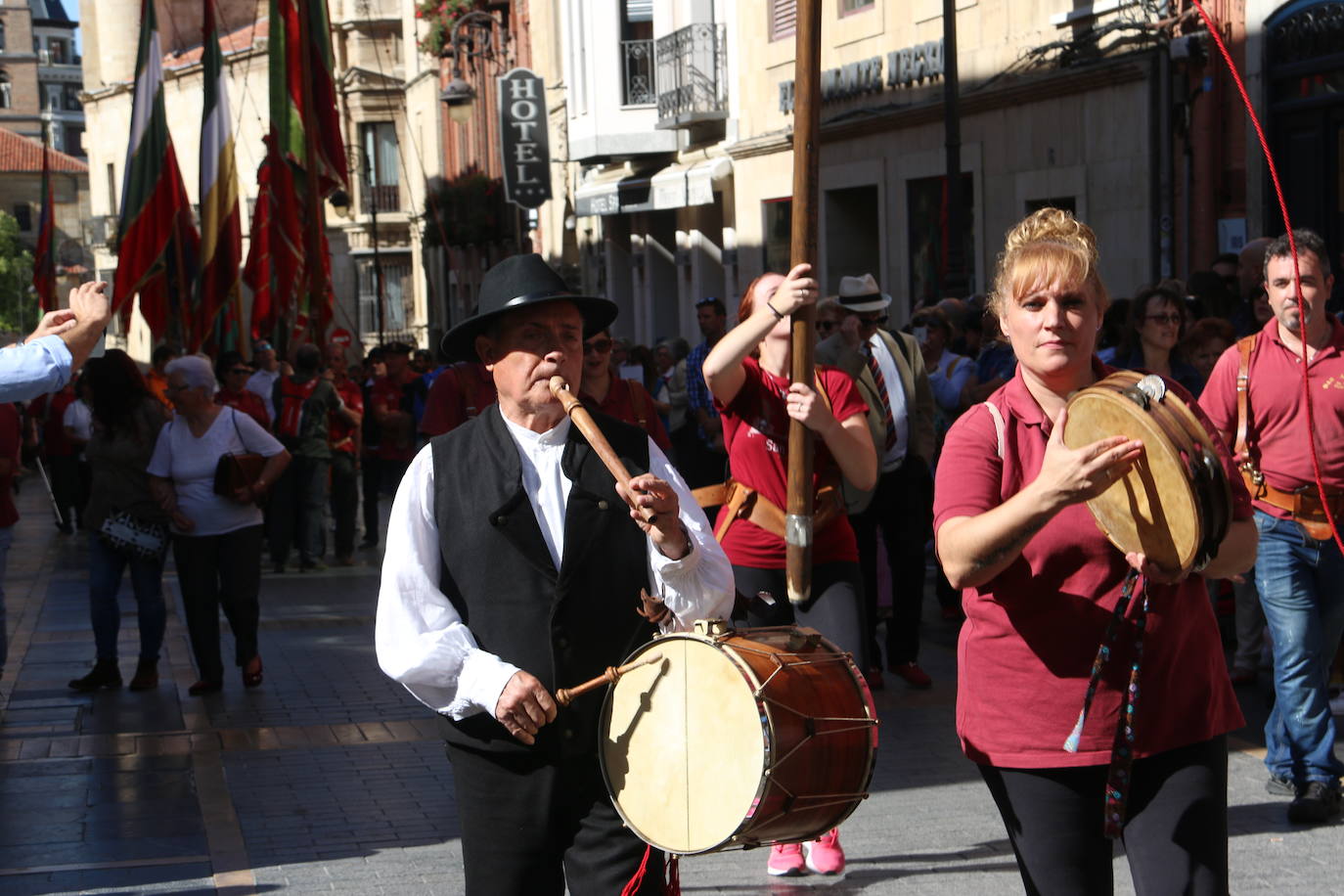 Un hombre muestra sus habilidades con el pendón.