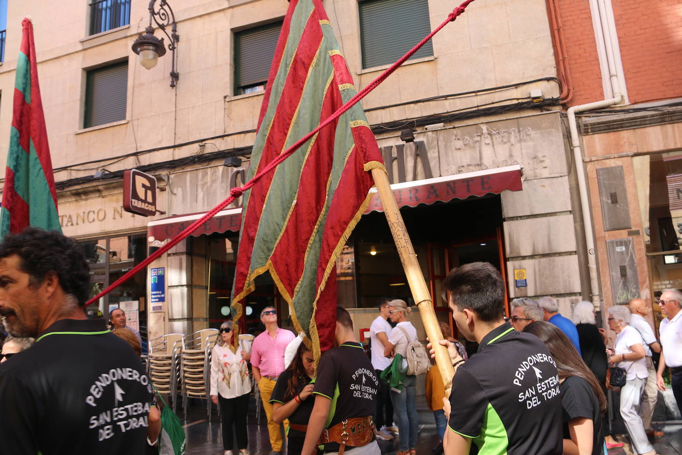 Un hombre muestra sus habilidades con el pendón.